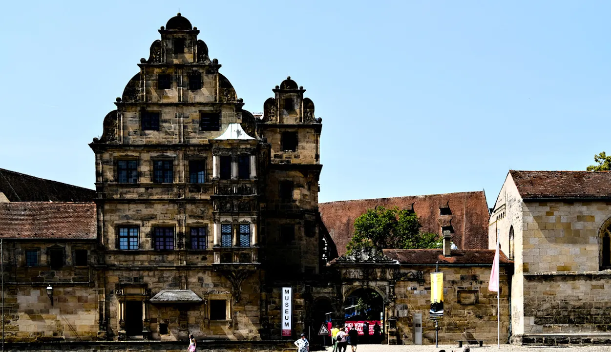 Fachwerkfassaden und Laubengänge im Innenhof der Alten Hofhaltung