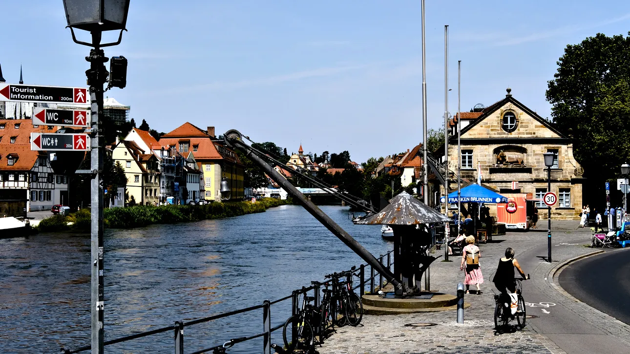 Twee gietijzeren kranen en de stenen kade aan de Regnitz