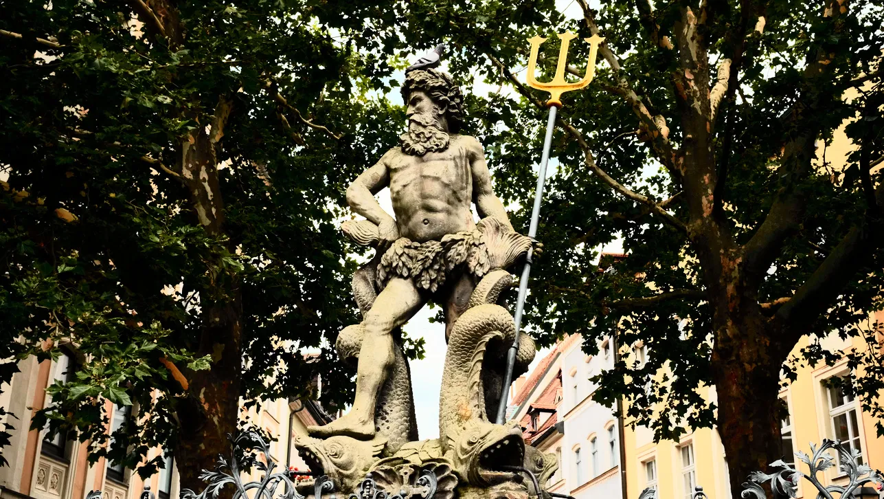 Neptunfigur mit Dreizack im Brunnen am Grünen Markt in Bamberg