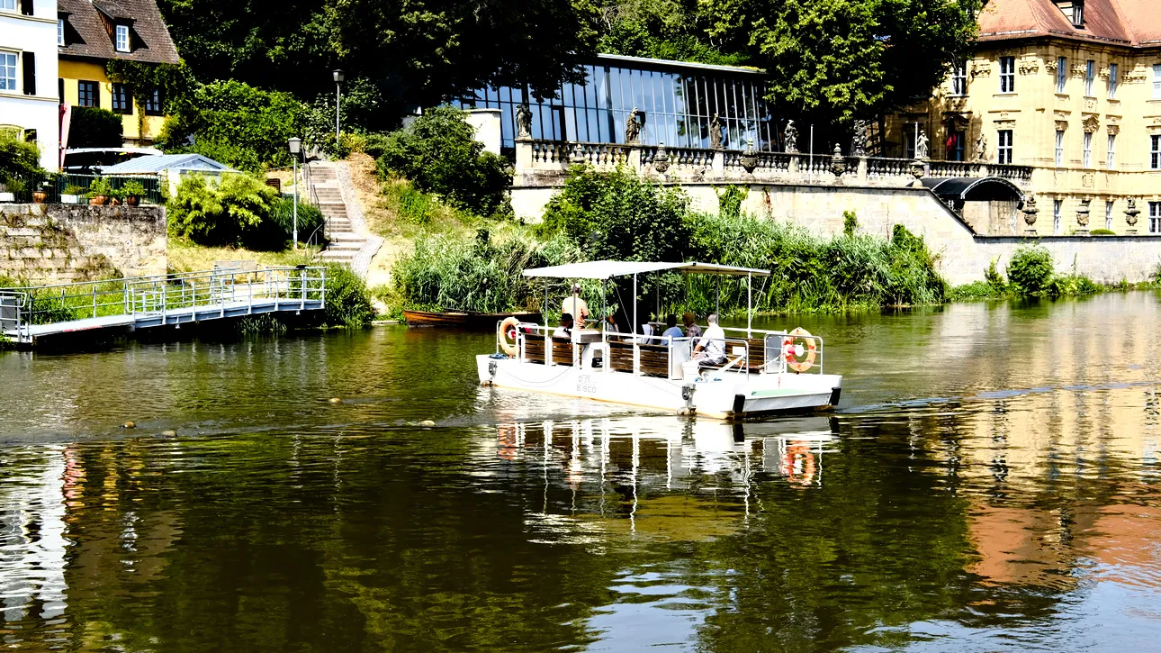 Don Bosco Fähre mit Steg am Ufer der Regnitz in Bamberg