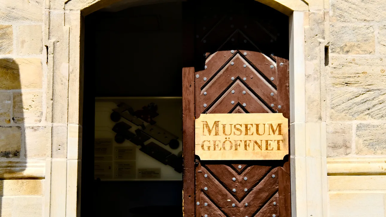 Historische Brauereigeräte und Holzfässer in einem Gewölberaum