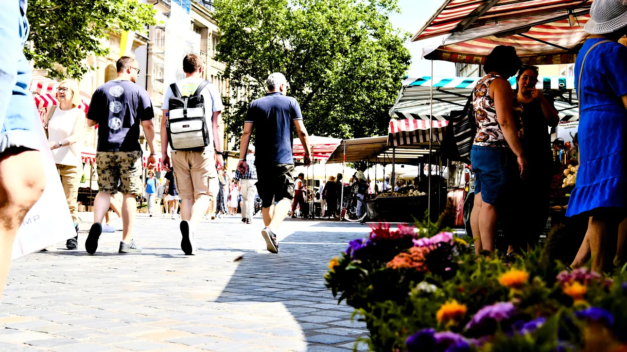 Marktstände und Gabelmann‑Brunnen am Grünen Markt in Bamberg