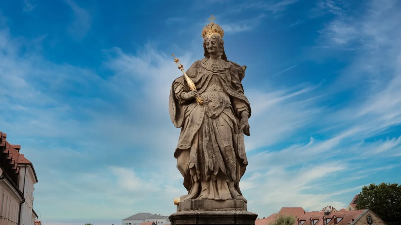 Heilige Kunigunde mit Krone und Pflugscharen in der Hand