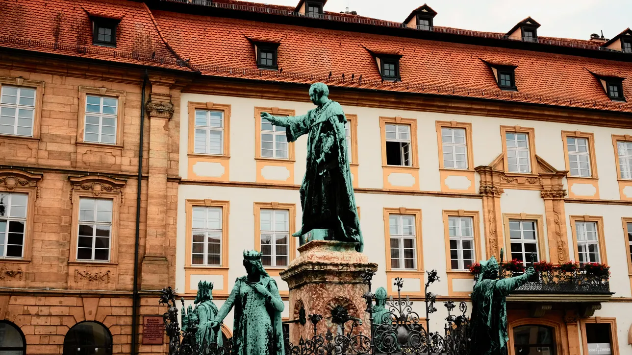 Weitläufiger Platz mit Brunnen und Barockfassaden am Maximiliansplatz