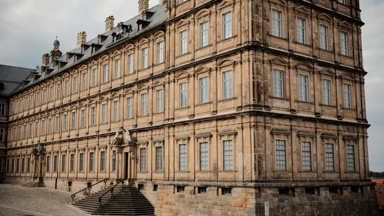 Barokke gevel van de Neue Residenz met rozentuin