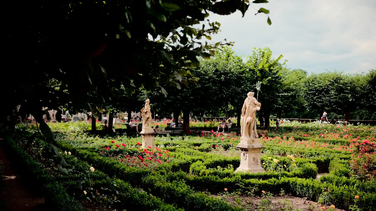 Barocker Rosengarten mit Brunnen, Pavillon und Blick über Bamberg