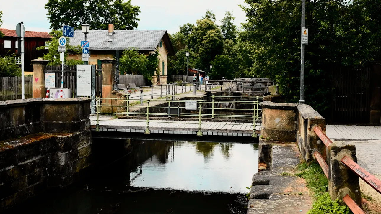 Steinerne Schleusenkammer und Brücke an der Schleuse 100 in Bamberg