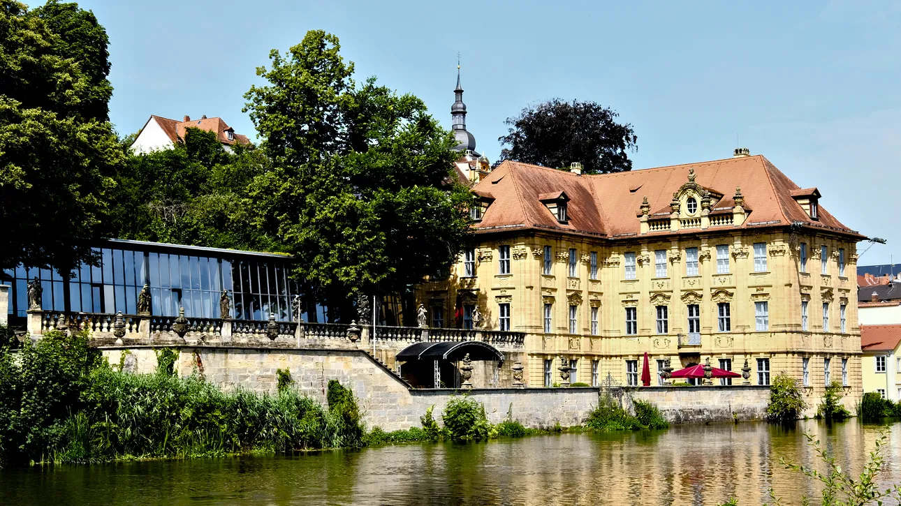 Barocke Villa Concordia mit Turm, gesehen vom Regnitzufer